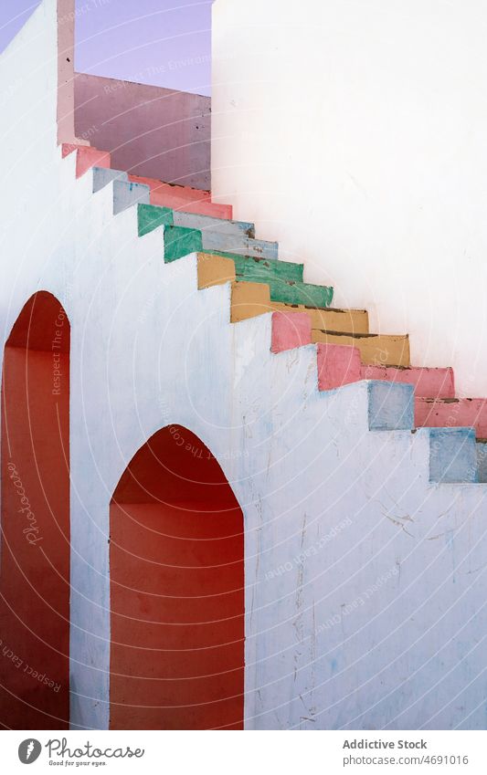Schäbiges Gebäude mit bunten Treppen Haus Treppenhaus mehrfarbig Farbe Straße schäbig verwittert Schritt alt farbenfroh Großstadt Wand Ägypten lokal Stil