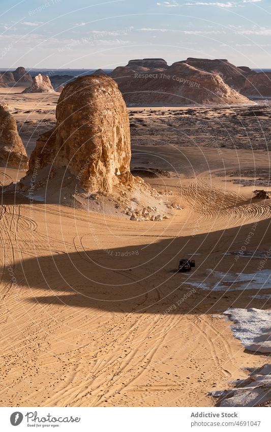 Automobile fahren durch Felsformationen in der weißen Wüste wüst Felsen Formation trocken Natur national suv Sand Park trocknen erwärmen Örtlichkeit PKW