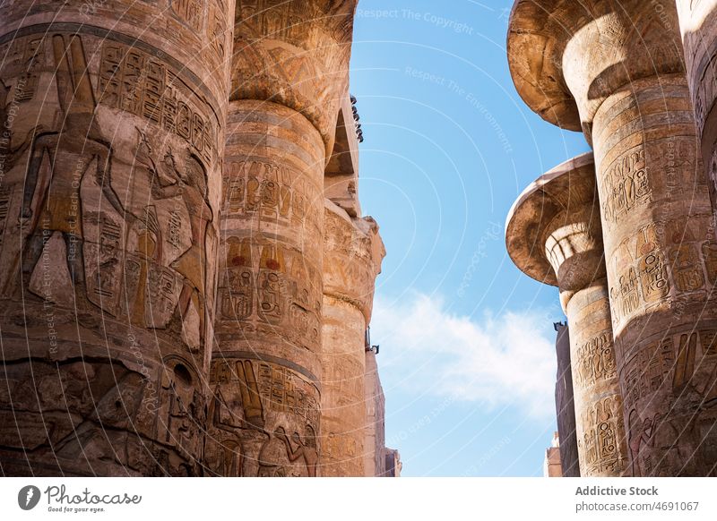 Säulen in der antiken Hypostyle-Halle hypostyle Saal Spalte Aufschrift mittelalterlich Antiquität historisch Kultur Historie Ägypten Erbe gealtert schäbig
