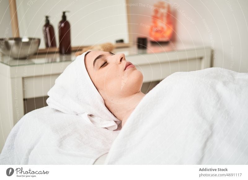 Frau auf Massagetisch liegend Klient Salon Spa sich[Akk] entspannen Leckerbissen verjüngen Schönheit Kosmetologie Hautpflege Sitzung Verfahren Therapie