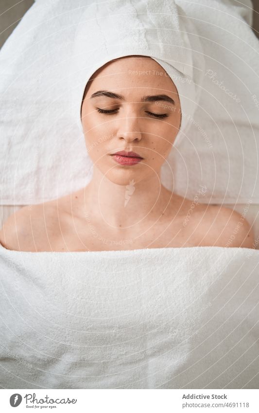 Frau auf Massagetisch liegend Klient Salon Spa sich[Akk] entspannen Leckerbissen verjüngen Schönheit Kosmetologie Hautpflege Sitzung Verfahren Therapie
