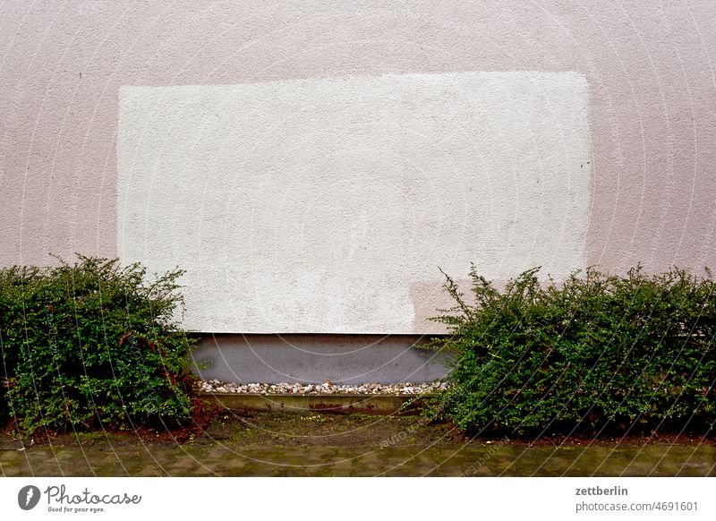 Übermalte Fläche an einer Wand haus gebäude Architektur Fassade Außenaufnahme Stadt trist fläche farbe übermalt weiß hell putz rauhputz hecke urban wohnen