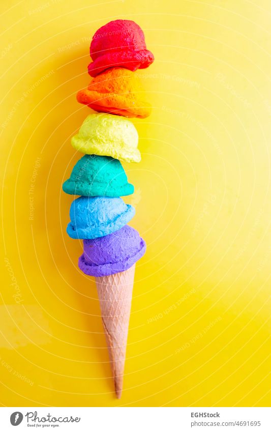 Feiern Sie lgbt Tag. Big Regenbogen Eis auf gelbem Hintergrund Erwachsener heiter Farben konzeptionell Kreativität vielfältig Vielfalt essen Fahne Lebensmittel