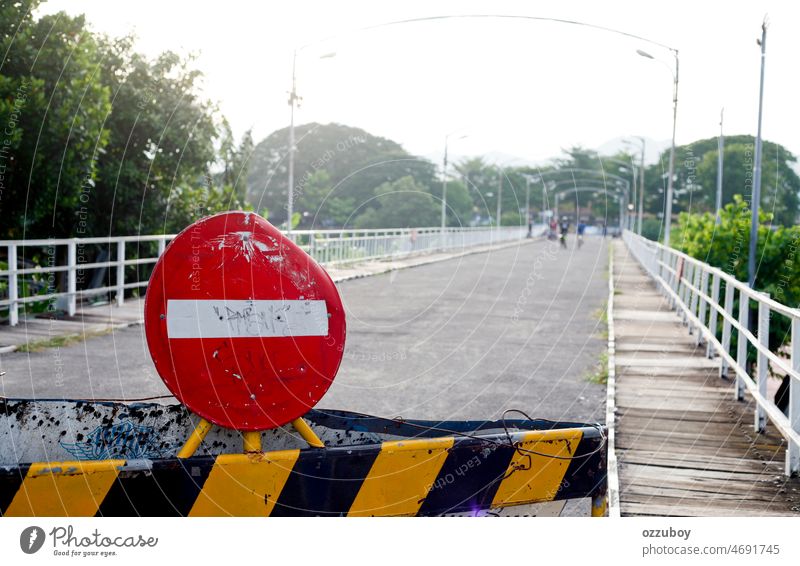 Schild "Straße gesperrt" und Barikade an der Brücke Verkehr Zeichen Sicherheit stoppen Symbol Straßensperre Barriere Transport Ermahnung Barrikade Konstruktion