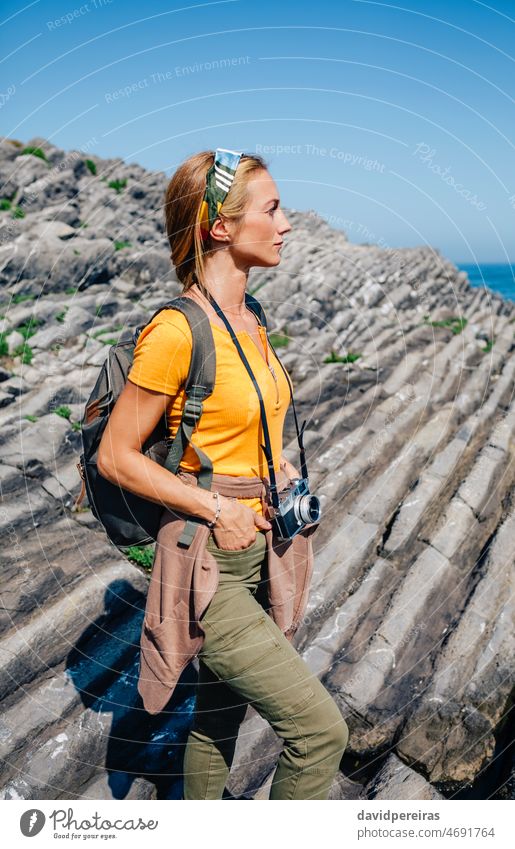 Wandernde Frau beobachtet Flyschfelsen Landschaft jung wandern zuschauend Rucksack Felsen Ausflug Trekking Porträt eine Person trainiert. erkunden Wochenende