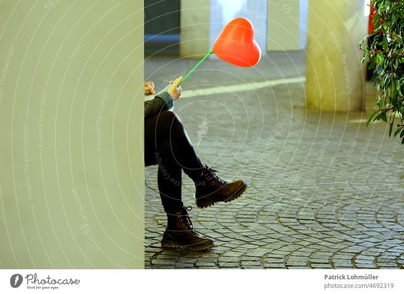 Herzensangelegenheit herz liebe warten verliebt rot symbol frau ballon person strasse date wartemd beine verbindung bauwerk deutschland alleine single partner