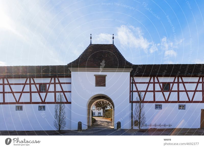 Eingangstor zu Schloss Zeil an einem sonnigen Tag mit blauem Himmel Festung Deutschland Leutkirch Blauer Himmel Gebäude Burg oder Schloss Gate historisch Haus