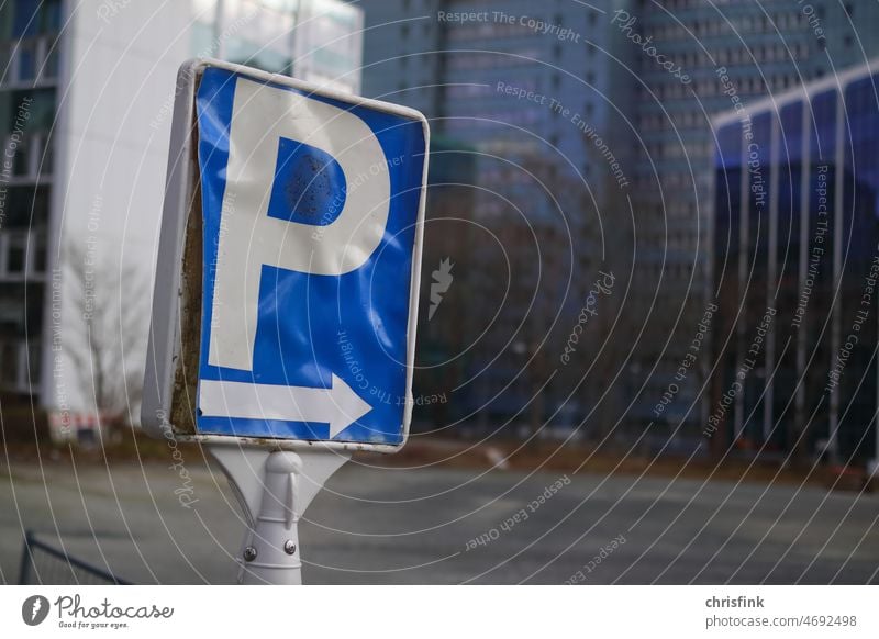 Parkplatz Hinweisschild blau Schild Zeichen Verkehr Auto parken Schilder & Markierungen Straße Straßenverkehr Verkehrsschild Parkverbot Verkehrszeichen Stadt
