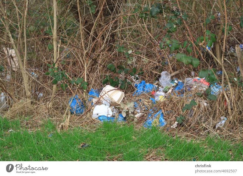 Restmüll in Gebüsch Müll Restmüll Verpackung Recycling Kunststoff entsorgen Abfall Kunststoffverpackung Plastik Problematik Umweltschutz Plastikfolie ökologisch