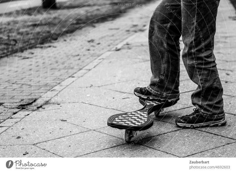 Kind steigt auf Waveboard Skateboard Skater Waver spielen fahren Gleichgewicht Balance Bürgersteig Spiel Kindheit Sport Lifestyle Skateboarding Freizeit urban