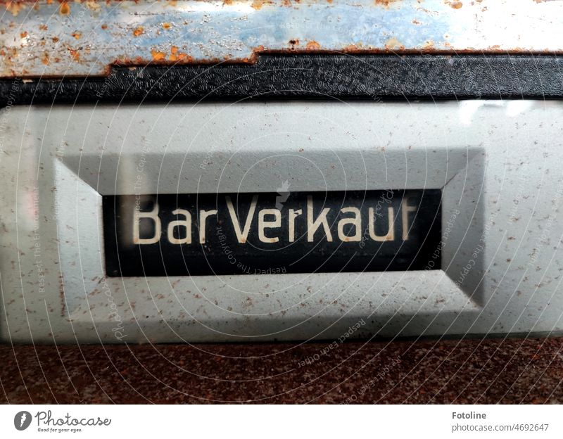 Kleines Detail: "Bar Verkauf" steht auf der alten, schon rostenden Registrierkasse. Schriftzeichen Typographie Buchstaben Wort Farbfoto rostig Rost grau schwarz