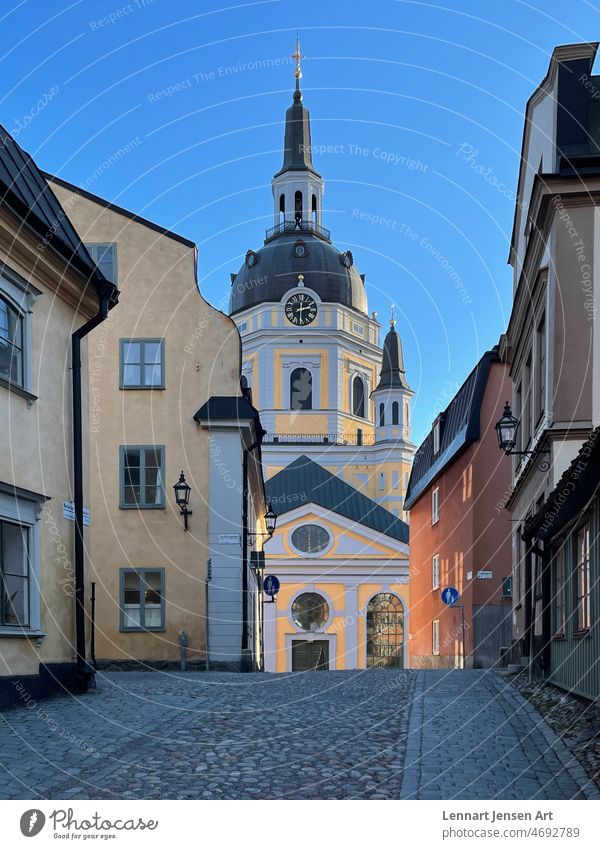 Stockholm - alter Teil kulturell katarina Stadt Kirche Schweden Europa Gebäude Fenster Laternen Turm Uhr Religion Kopfsteinpflaster eng Straßen blau Himmel