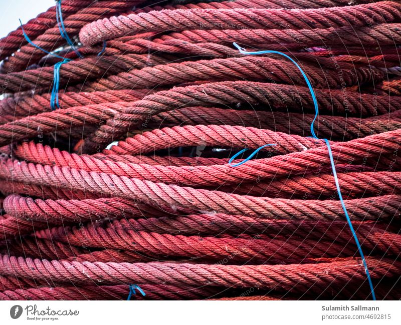 rotes textilummanteltes starkes Kabel fest Ummantelt Material Baumaterial steif stabil geschützt Industrie Starkstrom Stahlseil Textur gewerblich robust