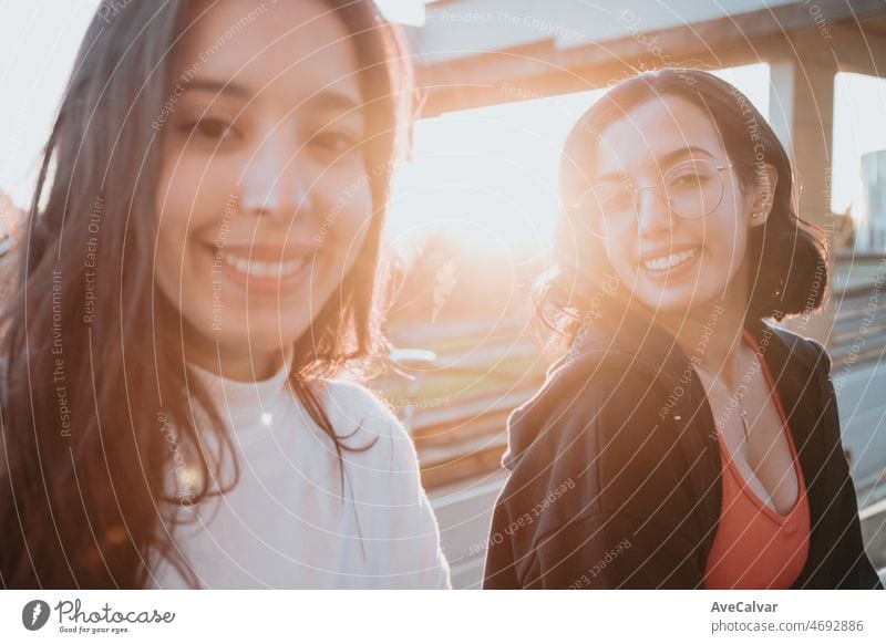 Zwei junge Frau Freunde sitzen im Freien während einer bunten Sonnenuntergang Ruhe vom Training. Training Gewicht verlieren mit Freunden zusammen lächelnd in die Kamera glücklich. Freundschaft zwischen Schwestern Konzept