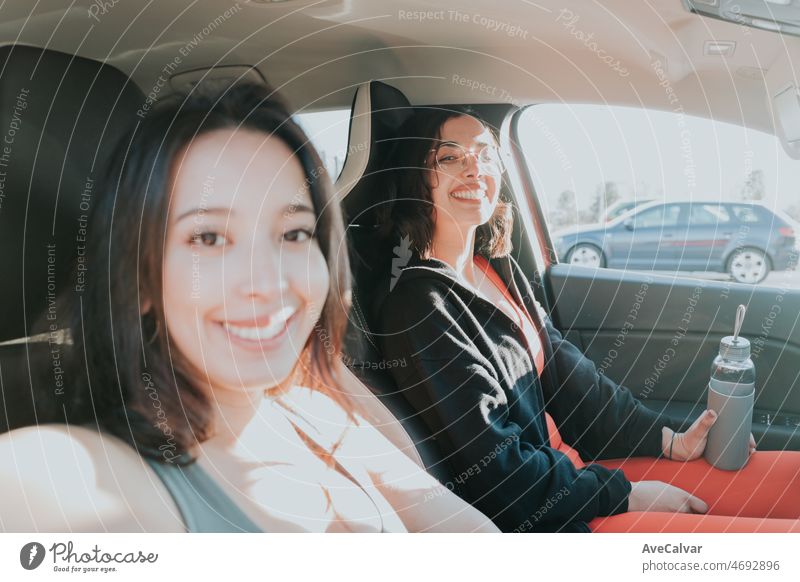 Zwei Frauen Freunde in einem Auto in Sportkleidung gekleidet, während immer in der Turnhalle zu trainieren. Training Gewicht verlieren mit Freunden zusammen lächelnd in die Kamera glücklich. Afrikanische arabische Menschen tun Übung.