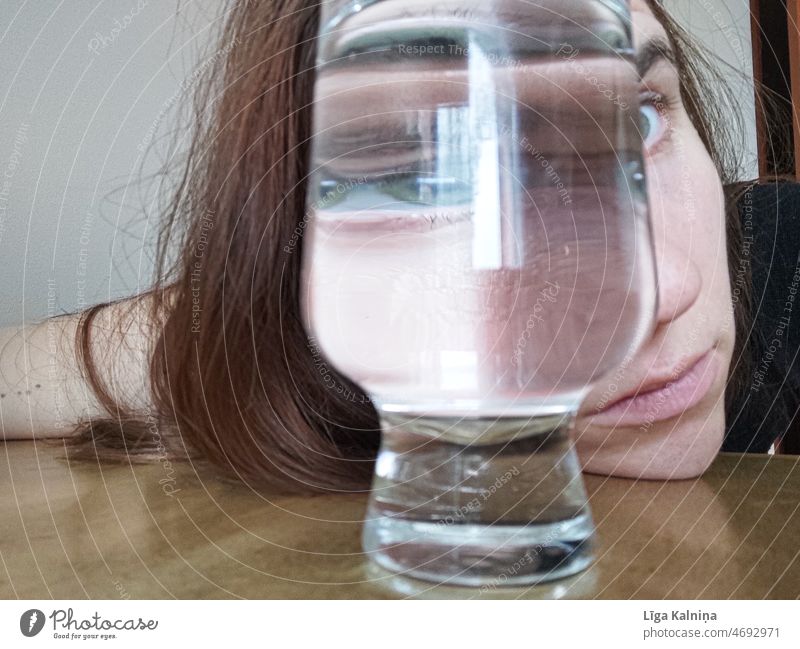 Reflexion durch Wasserglas Frau Junge Frau Gesicht Mensch Porträt Jugendliche schön Erwachsene feminin Blick 1 Auge Frauengesicht Kopf 18-30 Jahre
