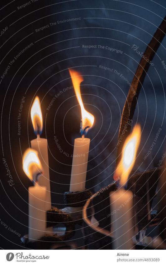 Hilfe! Gebet Bitte beten Kapelle Kirche Glaube Hoffnung Licht leuchten Kerzen Kerzenflamme Kerzenaltar Kerzenlicht Kerzenständer Religion & Glaube Transzendenz