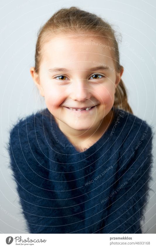 Porträt eines bezaubernden kleinen Mädchens. Niedliches kleines Kind schaut in die Kamera. Porträt eines Mädchens mit blauem Pullover niedlich Person süß