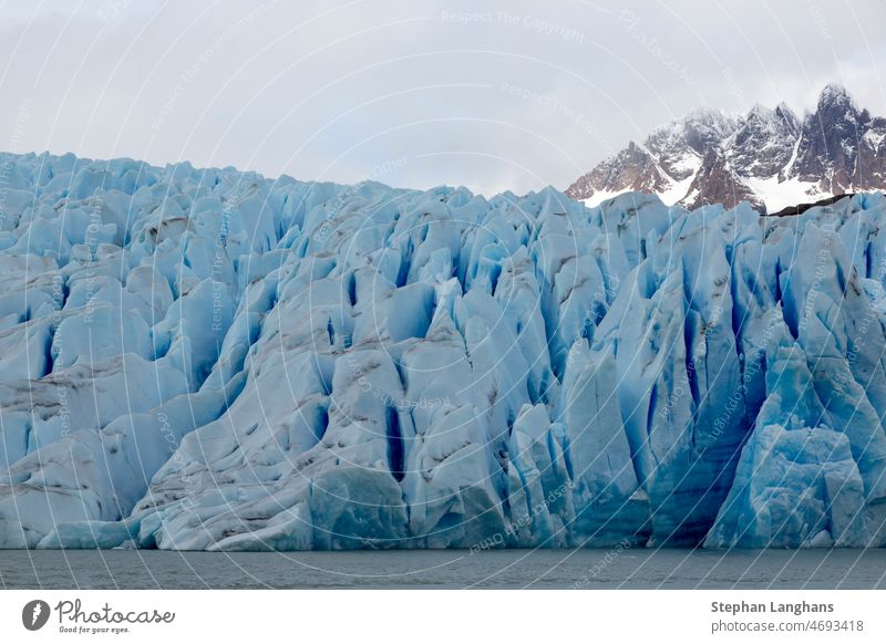 Bild eines grauen Gletschers im Nationalpark Torres del Paine in Patagonien Lago Grau torres del paine Klimawandel Krevatte Schmelzen Chile Südamerika