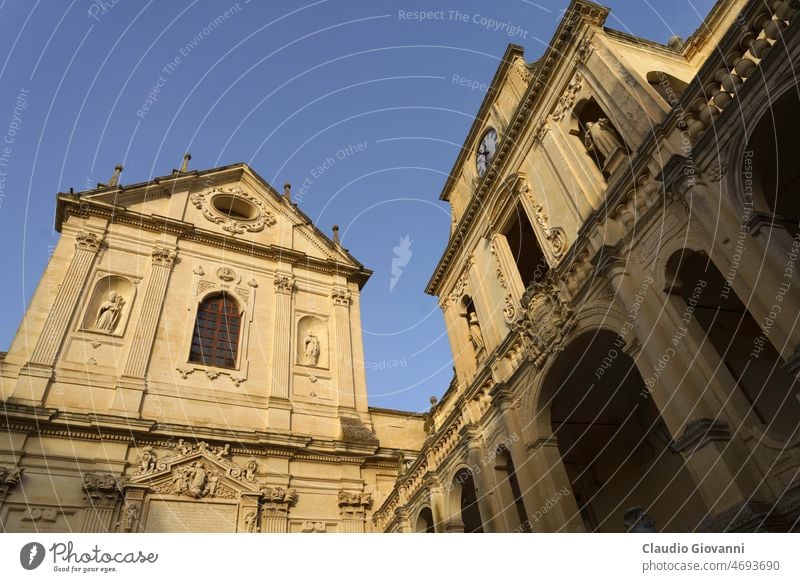 Lecce, Apulien, Italien: historische Gebäude auf dem Domplatz Europa lecce antik Architektur Barock Großstadt Stadtbild Farbe Tag Tür Außenseite Fassade alt