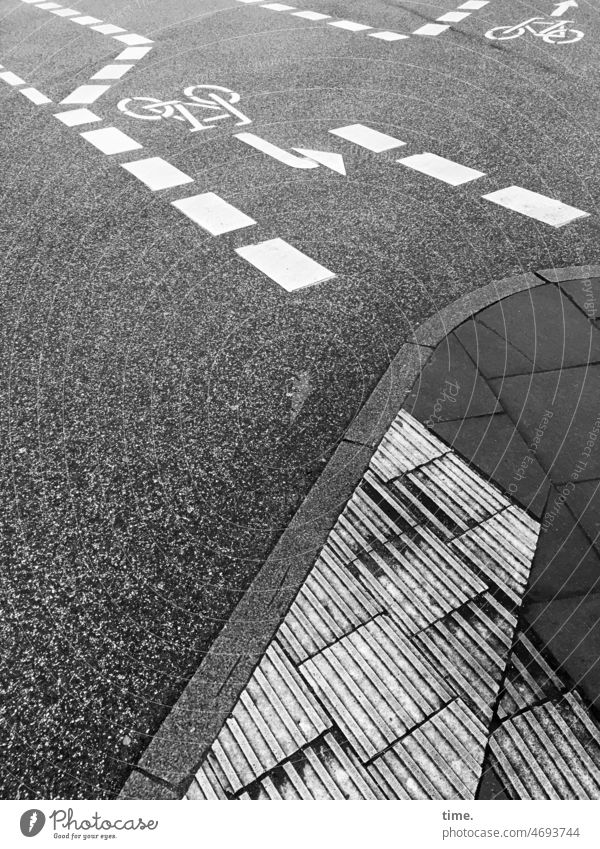 Geometrie und Alltag straße Fahrradweg Asphalt Linien Stein Linienführung Hinweis Straßenverkehr Ordnung Straßenführung Wegemarkierung abgenutzt Pfeil
