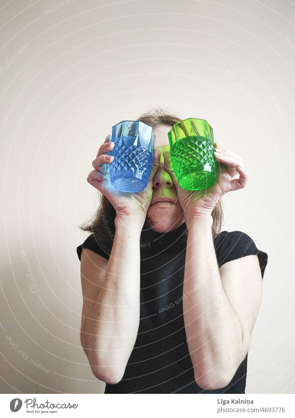 Seltsames Selbstporträt mit zwei Gläsern vor den Augen merkwürdig Porträt Frau Gesicht Farbe Selbstportrait obskur Hand Beteiligung Brille Kreativität