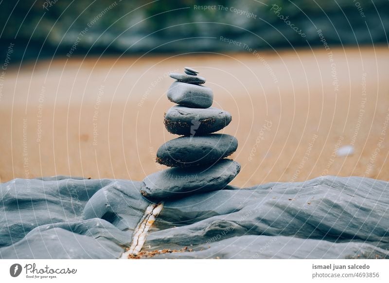 Steinbalancieren am Strand Steinausgleich Ausgewogenheit Balanceakt Steine Felsen Sand Küste Meditation Achtsamkeit Ruhe Gelassenheit Natur klein