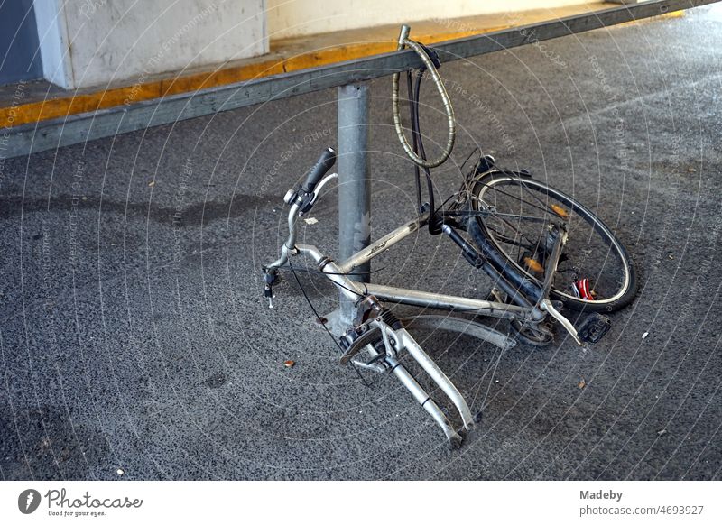Überreste eines abgeschlossenen Fahrrad ohne Vorderrad in einem grauen Durchgang in der Hanauer Landstraße im Ostend von Frankfurt am Main in Hessen Deutschland