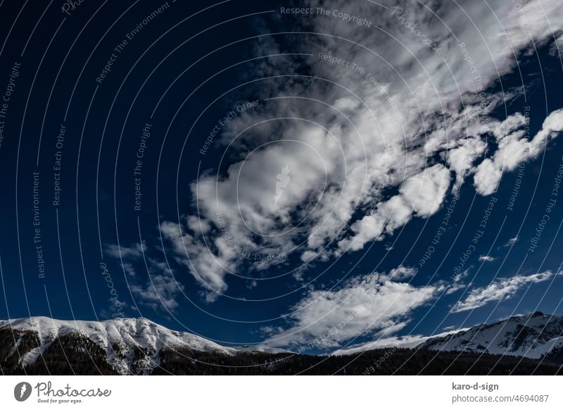 Himmel im Hochgebirge Wolken Außenaufnahme Tag Farbfoto Menschenleer Luft Landschaft blau Schnee Berge Gebirge Engadin Schweiz Baumgrenze Winter