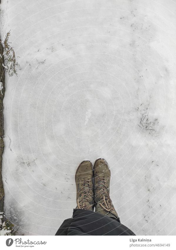 Hochformatige Ansicht von Stiefeln und Schnee Winter Schneedecke kalt Neuschnee Schneelandschaft Wetter Frost weiß Wintertag Winterstimmung Jahreszeiten stehen