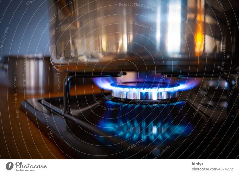 Gasflamme auf einem Gasherd, auf dem gekocht wird. Kochtöpfe kochen Energie Erdgas lpg Flamme blau Essen zubereiten teuer Gaspreis Gasversorgung