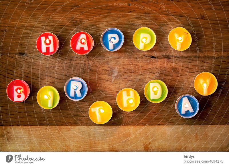 Happy birthday. Bunte , brennende Teelichter mit Buchstaben als Geburtstagsgruß . happy birthday bunt feiern feierlich Happy Birthday Dekoration & Verzierung