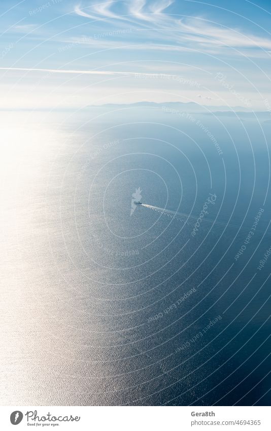 Blick aus dem Flugzeugfenster auf Griechenland Athen und das Ägäische Meer ägäisch Abenteuer allein Hintergrund Strand blau Boot Cloud Wolken Küste Umwelt