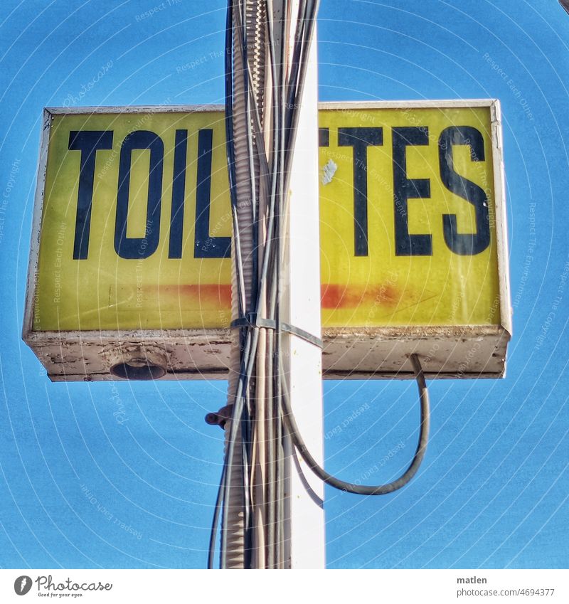 Notdurft Wc notdurft Toilette Hinweis Schild Schilder & Markierungen Buchstaben Menschenleer Himmel Außenaufnahme Kabel Mast