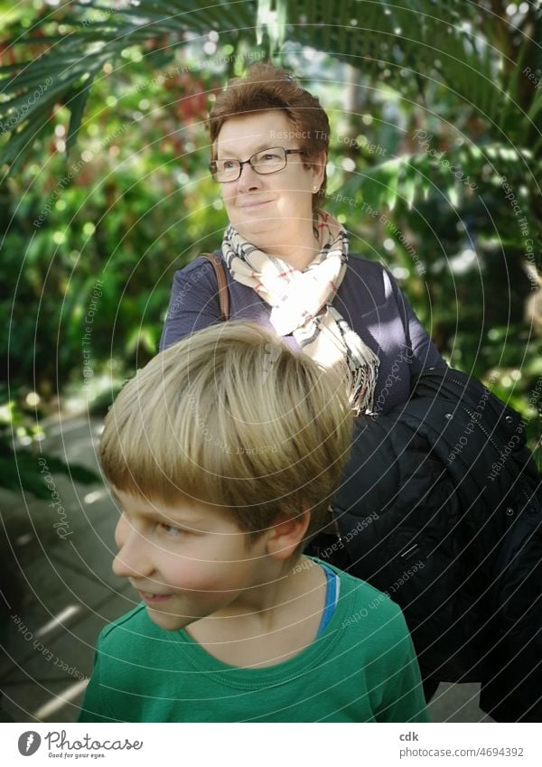 Unterwegs im Botanischen Garten... Kind Junge Frau Dame Oma Großmutter Enkel zusammen unterwegs Freude Neugierde Interesse Ausflug Ausstellung