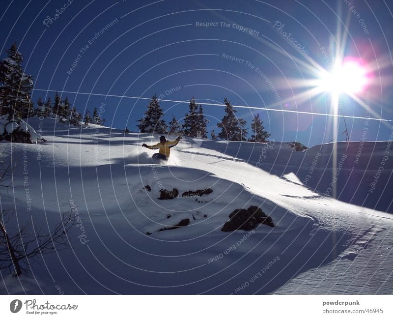 perfekt run Winter Aktion Sonne Schnee Sport Snowboarder Snowboarding Abfahrt Pulverschnee Tiefschnee Schneedecke Schneelandschaft Gegenlicht Sonnenstrahlen