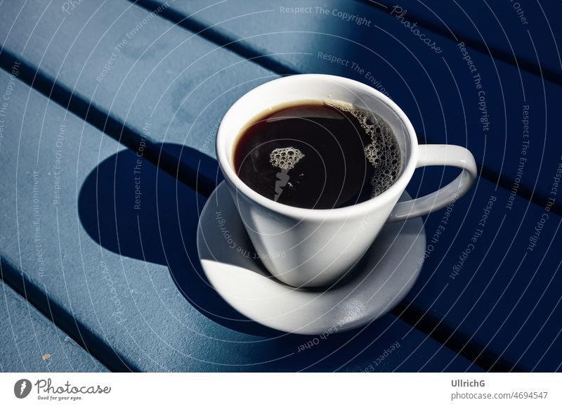 Eine Tasse Kaffee Becher Speise Tisch blau trinken schwarz weiß Objekt Lebensmittel Ernährung Koffein Medikament Kaffeezeit Gastronomie biergarten