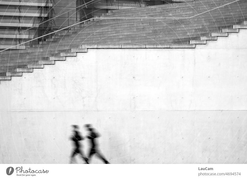 Bewegung im Regierungsviertel - zwei unscharfe Jogger vor einem Treppenabgang Joggen Laufen Läufer Bewegungsunschärfe Treppenstufen Sport sportlich Training