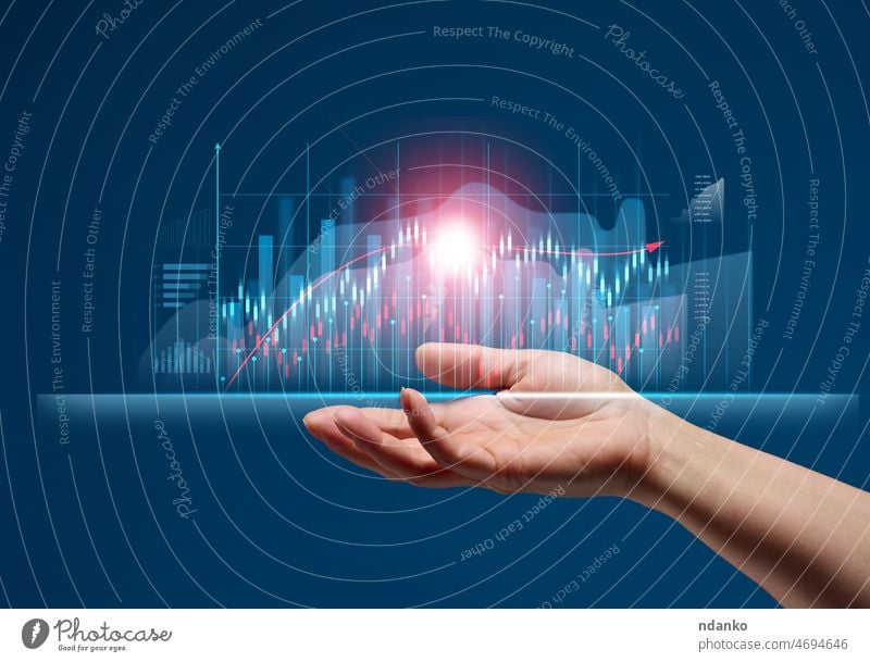 holographische Grafik mit wachsenden Indikatoren und eine Frau die Hand. Geschäftswachstumskonzept, profitables Startup, profitable Geschäftsstrategie Analyse