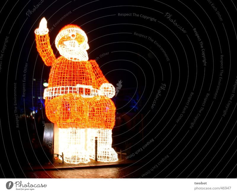 it's christmas again Lichterkette Skulptur Weihnachten & Advent Weihnachtsmann Winter dunkel kalt rot Stimmung Ambiente Eis Berlin grell frisch hell