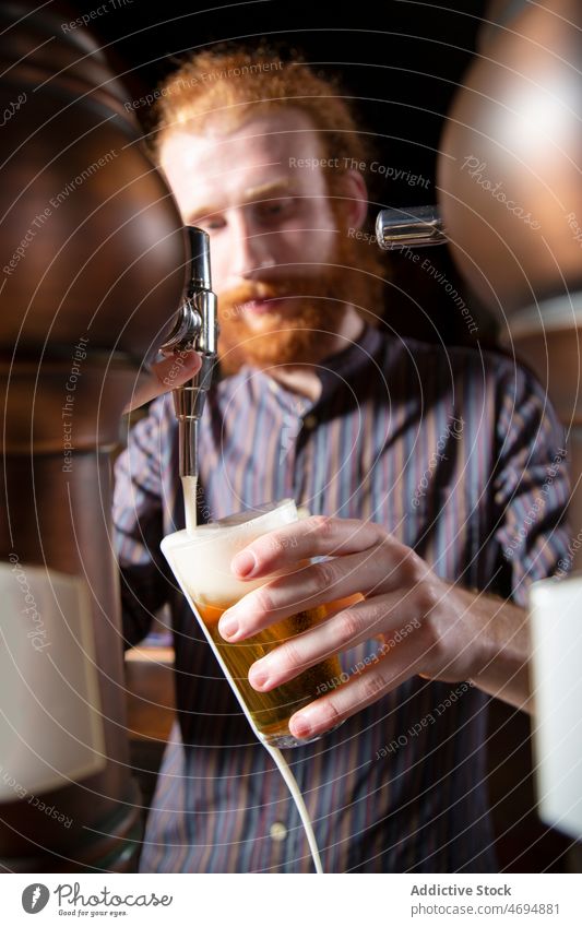 Positiv eingestellter Barmann schenkt Bier in einer Bar aus Mann Barkeeper Alkohol Wasserhahn Getränk Arbeit trinken Schnaps männlich professionell Inhalt Beruf
