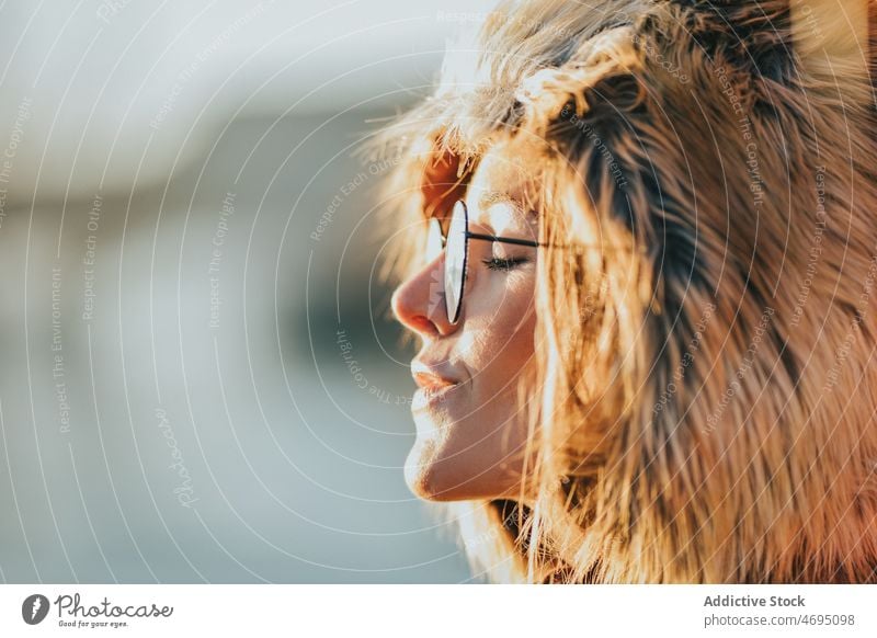 Frau mit Hut aus Fuchspelz Kopf Verschlussdeckel Fussel Fell Stil Brille Porträt Augen geschlossen Dame Tier friedlich ruhig Windstille sich[Akk] entspannen