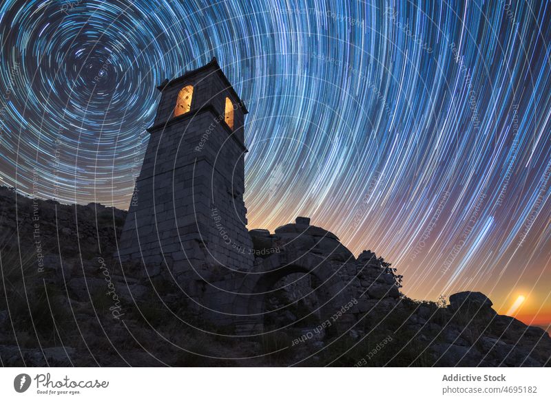 Alter Turm mit glühenden Sternenlichtern bei Nacht Kloster mittelalterlich antik Landschaft sternenklar Licht veraltet Einfluss Stein Konstruktion historisch