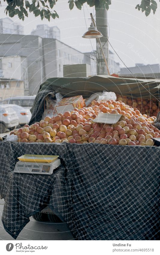 Äpfel warten darauf, verkauft zu werden Apfel Markt China Frucht Leben Marktplatz