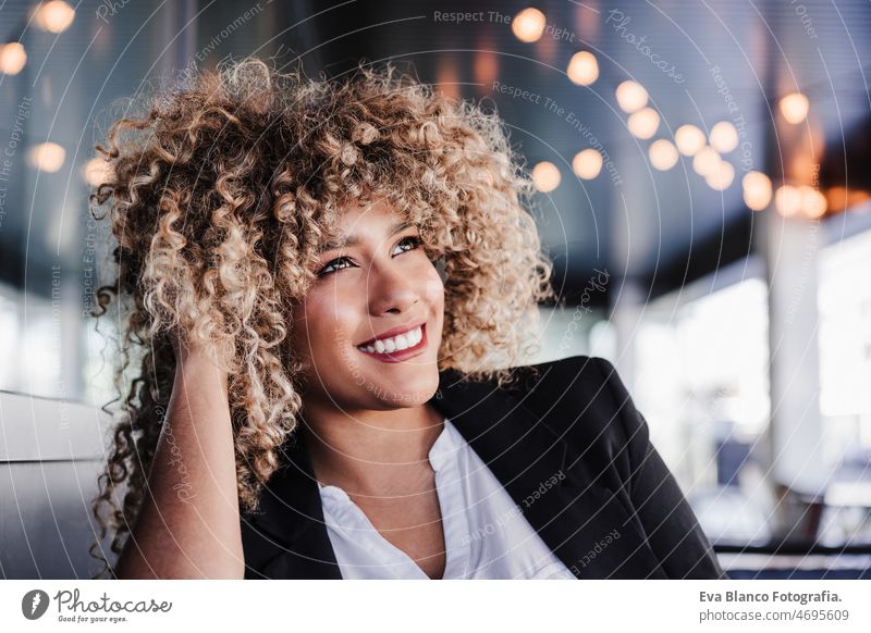 Porträt einer glücklichen, selbstbewussten Geschäftsfrau in einem Café. Business-Konzept Laptop Computer Afro-Look Frau arbeiten Vernetzung trinken Kaffee
