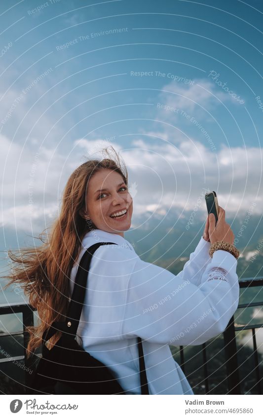 Mädchen fotografiert in den Bergen Frau Telefon Schönheit Mobile Menschen Person Lächeln Fotokamera Natur im Freien Beteiligung Funktelefon