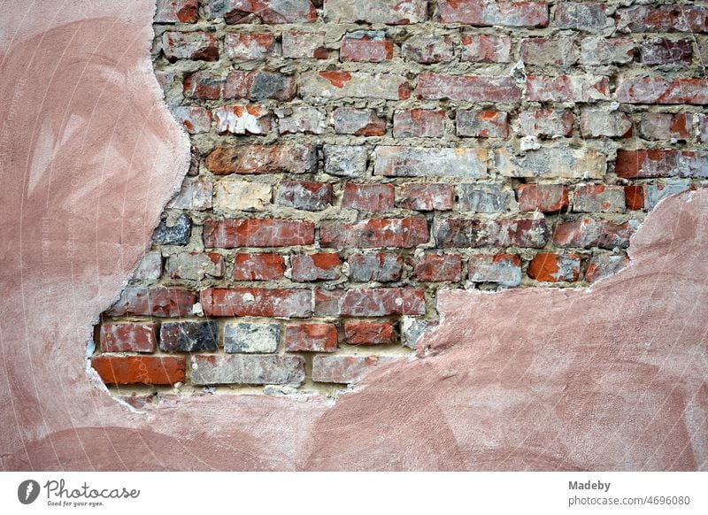 Altes Mauerwerk aus rotem Backstein mit bröckelndem Putz einer alten Fabrik im Stadtteil Margaretenhütte in Gießen an der Lahn in Hessen Pastellfarben