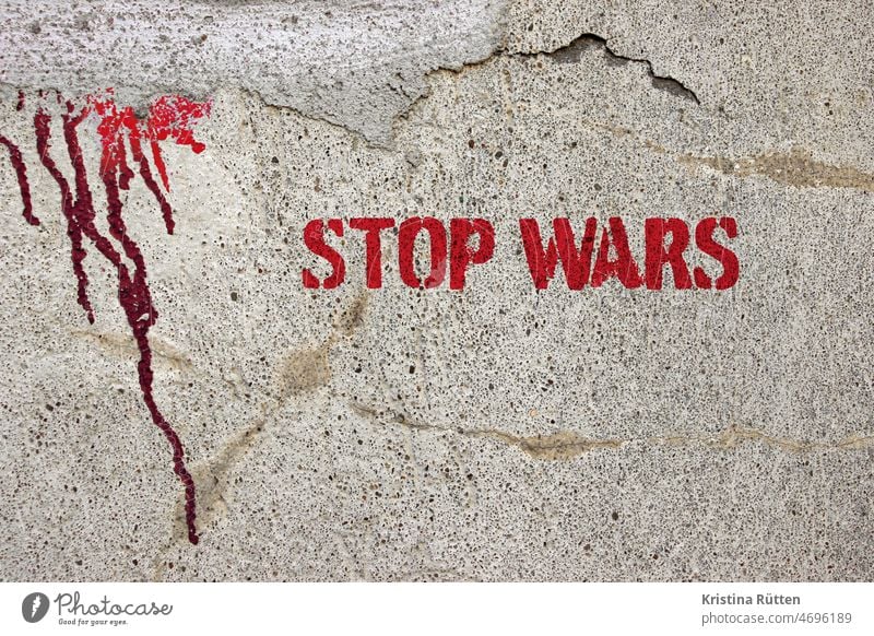 stop wars graffiti an einer mauer mit roten farbspuren krieg stoppen beenden frieden weltfrieden pazifismus weltweit international utopie gewaltfreiheit