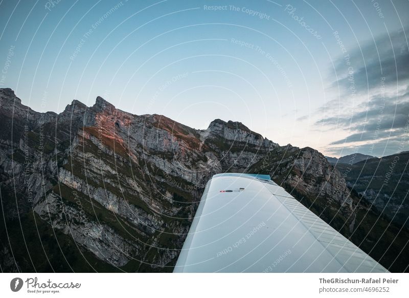 Flieger im Sonnenuntergang in den Alpen Flügel flieger alpenrundflug Flugzeug Luftverkehr Himmel Wolken Stimmung Berge u. Gebirge Vogelperspektive Aussicht