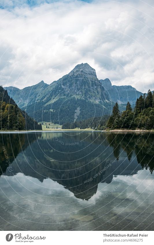 See vor Berg Obersee Glarus Wasser Tourismus Schweiz Berge u. Gebirge Alpen Landschaft Außenaufnahme blau Felsen wandern Menschenleer Spiegelung glasklar